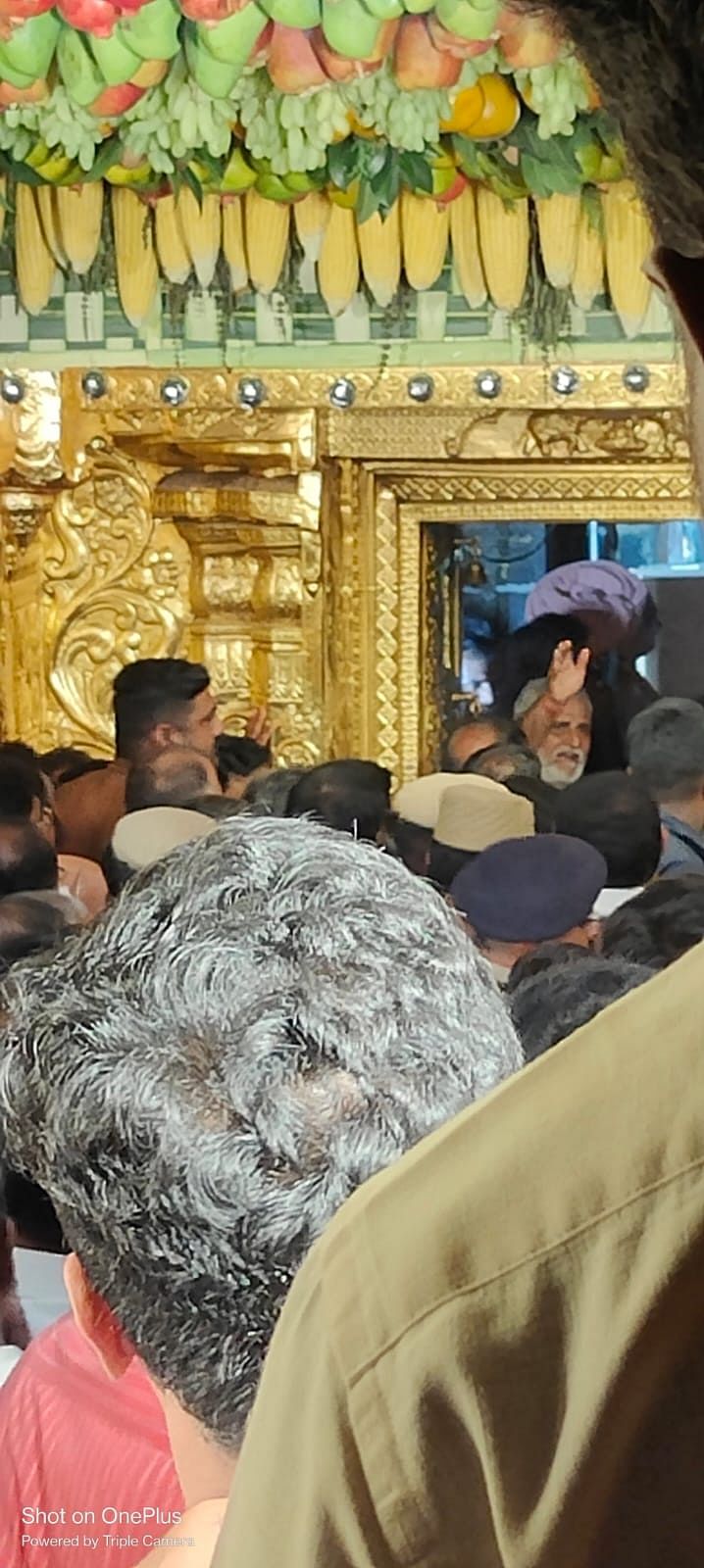 கருவறைக்குள் அமைச்சர் சேகர் பாபு