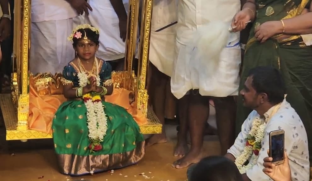 பெண் குழந்தைகளை தாய்மாமன்கள் சீராட்டும் `பொன்னூஞ்சல் திருவிழா’ - கொங்கு மண்ணில் கோலாகலம்!