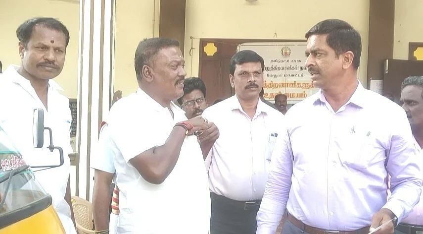மாவட்ட ஆட்சியரிடம் புகாரளித்த கவுன்சிலர்
