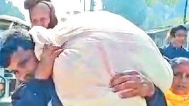 தாயின் சடலத்தை தோளில் சுமந்து சென்ற மகன்... அதிக கட்டணம் கேட்ட ஆம்புலன்ஸ் ஊழியரால் விரக்தி!