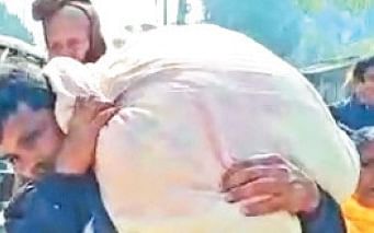 தாயின் சடலத்தை தோளில் சுமந்து சென்ற மகன்... அதிக கட்டணம் கேட்ட ஆம்புலன்ஸ் ஊழியரால் விரக்தி!