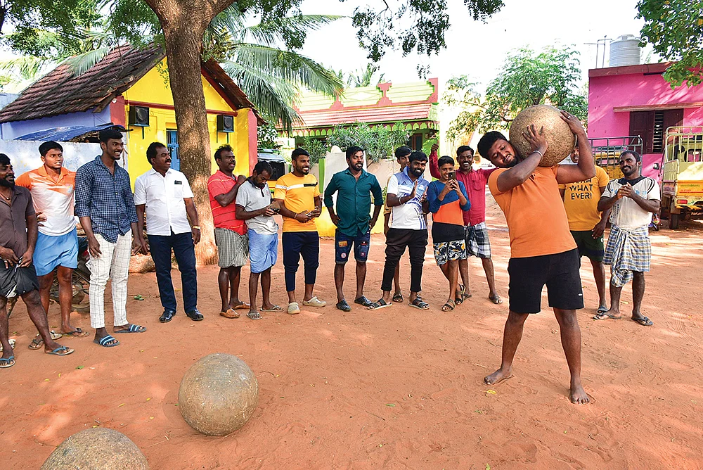 இளவட்டக்கல் தூக்கும் இளைஞிகள்!
