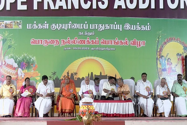 விழா மேடையில் திருமாவளவன் மற்றும் சமயப் பெரியவர்கள்