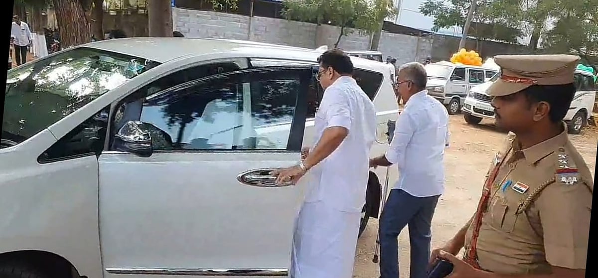 புதுக்கோட்டை: குடியரசு தின விழாவைப் புறக்கணித்தாரா அப்துல்லா? - திமுக எம்.பி தரப்பு விளக்கம்  