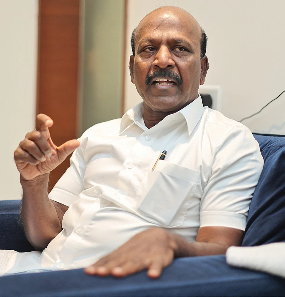 தடுப்பூசி போடக்கூட ஆள் இல்லை... தவிக்கும் மக்கள்... போராட்டத்தில் செவிலியர்கள்!