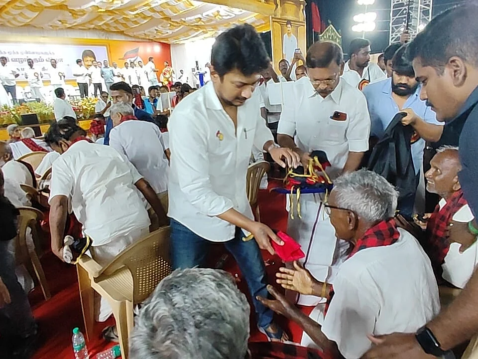 ``இவ்வளவு தூரம் வந்துவிட்டு எடப்பாடியாரைப் பற்றிப் பேசவில்லையென்றால் எப்படி?” - எடப்பாடியில் உதயநிதி