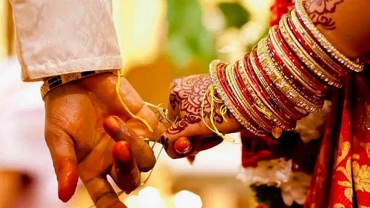 காதலன் வீட்டுமுன் குடும்பத்தோடு தர்ணா: 80 மணி நேரம் போராடி காதலனைக் கரம்பிடித்த பெண் - என்ன நடந்தது?