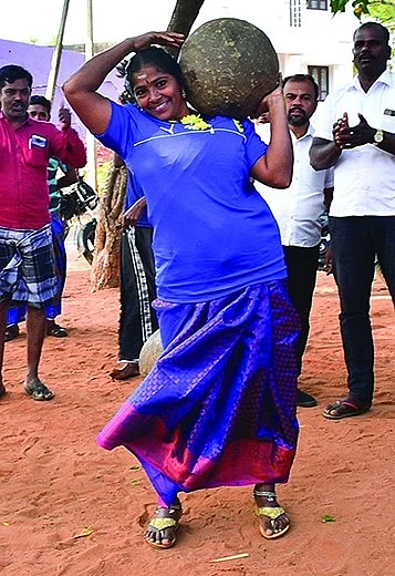 இளவட்டக்கல் தூக்கும் இளைஞிகள்!