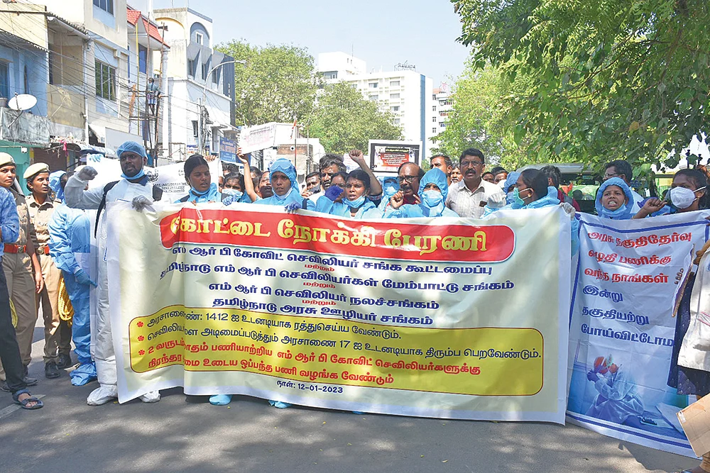 தடுப்பூசி போடக்கூட ஆள் இல்லை... தவிக்கும் மக்கள்... போராட்டத்தில் செவிலியர்கள்!