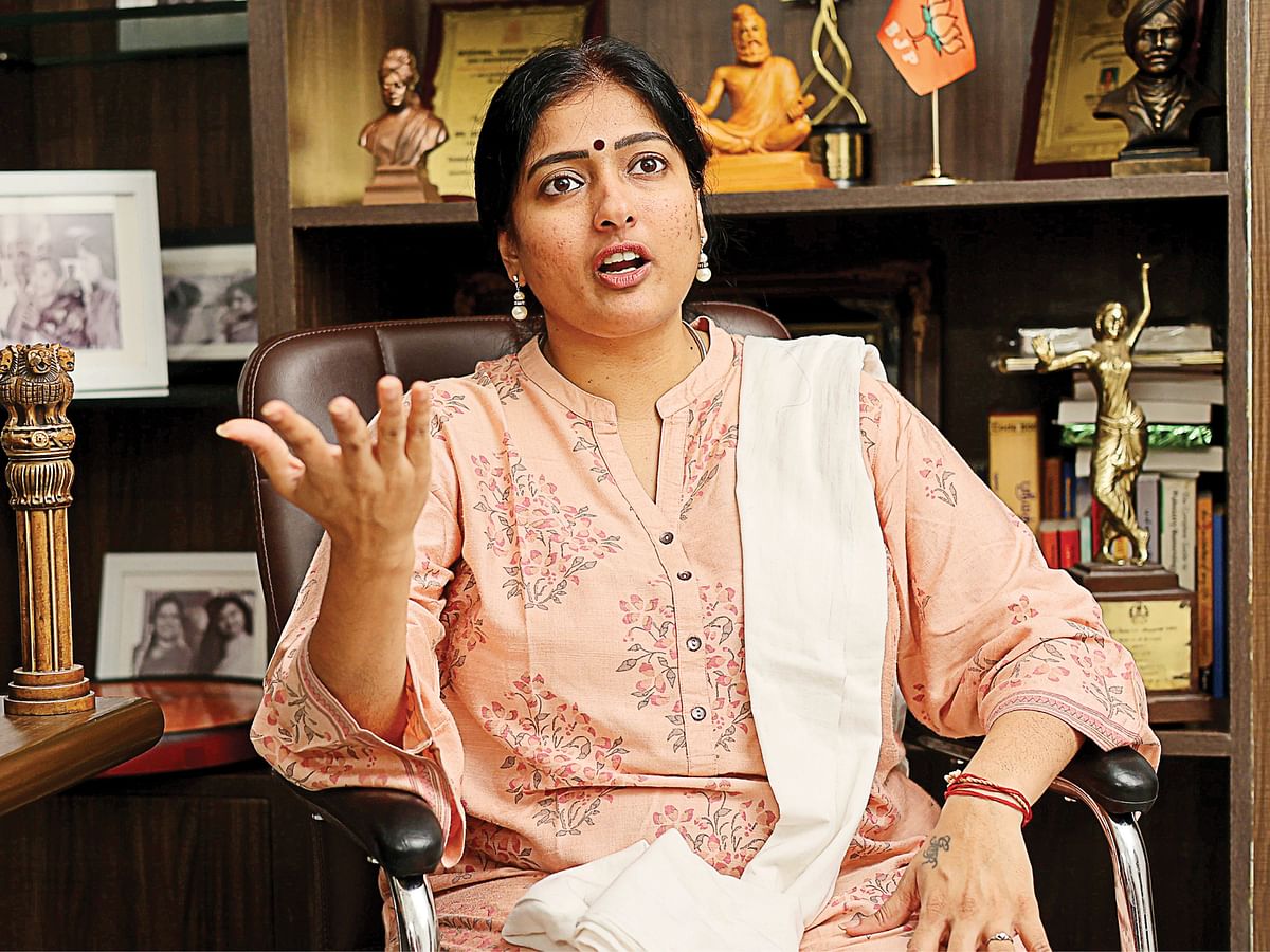 நடிகை காயத்ரி ரகுராம் புகார்; பாஜக பிரமுகர்கள்மீது போலீஸ் வழக்கு பதிவு! - என்ன நடந்தது?