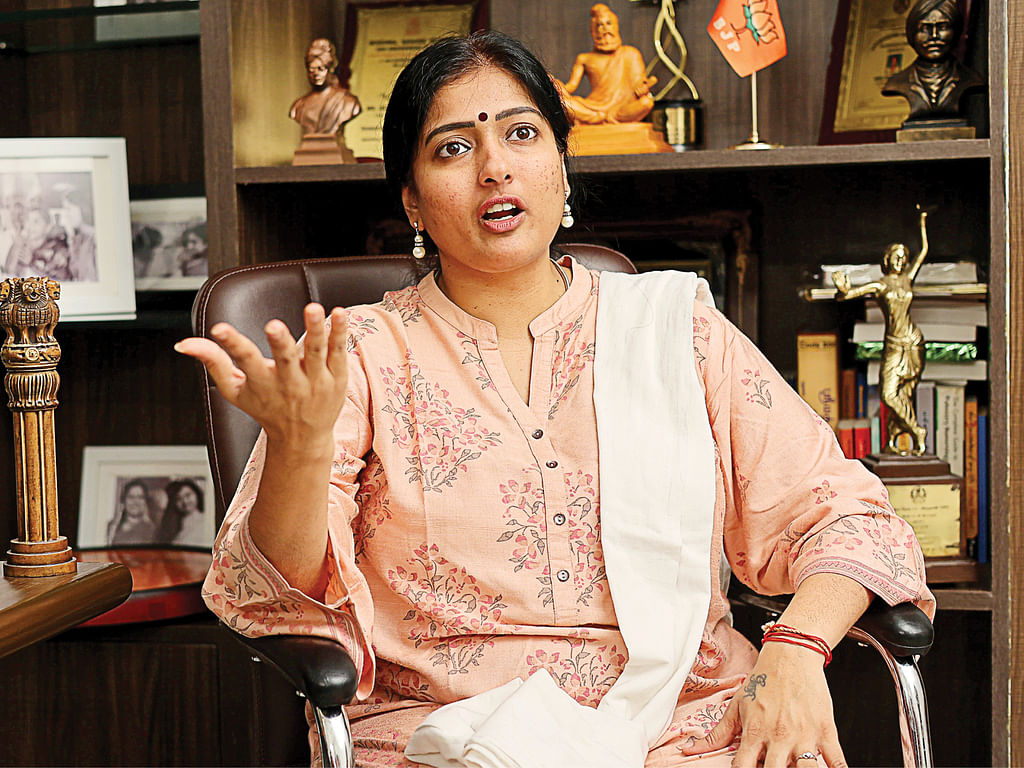 நடிகை காயத்ரி ரகுராம் புகார்; பாஜக பிரமுகர்கள்மீது போலீஸ் வழக்கு பதிவு! - என்ன நடந்தது?