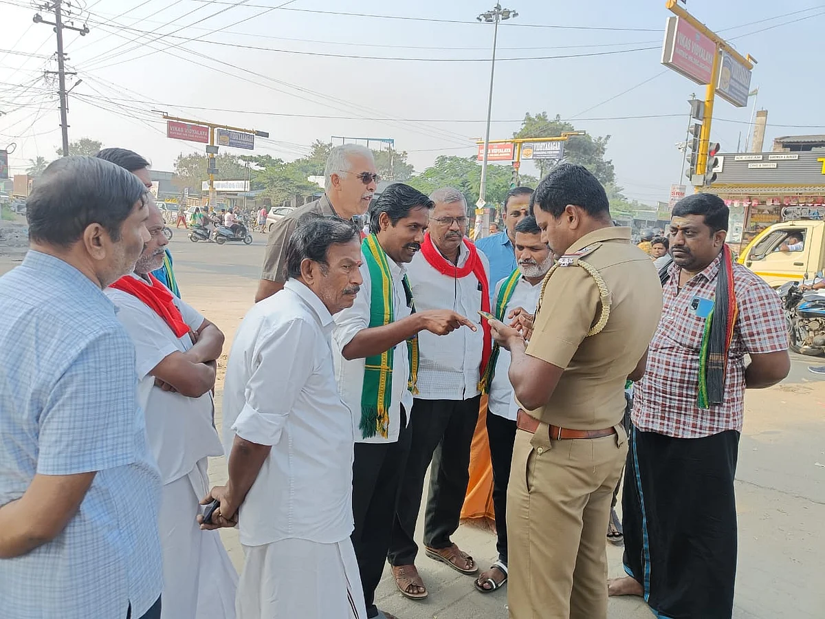 போலீஸாருடன் வாக்குவாதம்