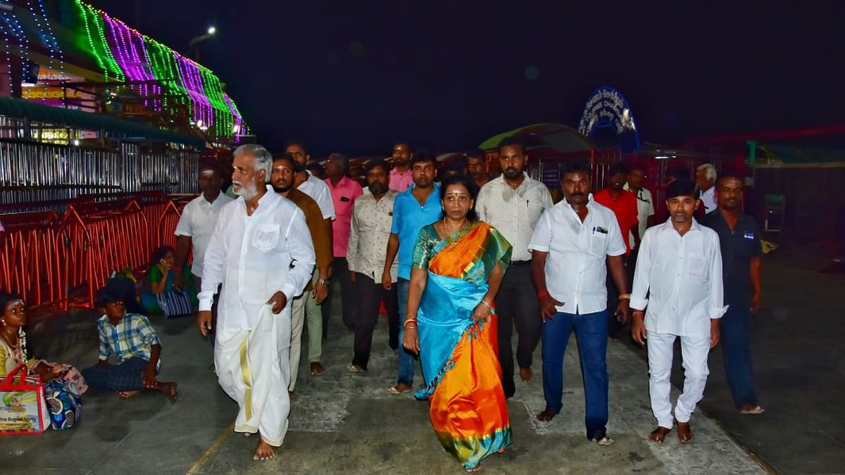 பழநி கோயிலில் அமைச்சர் சேகர் பாபு