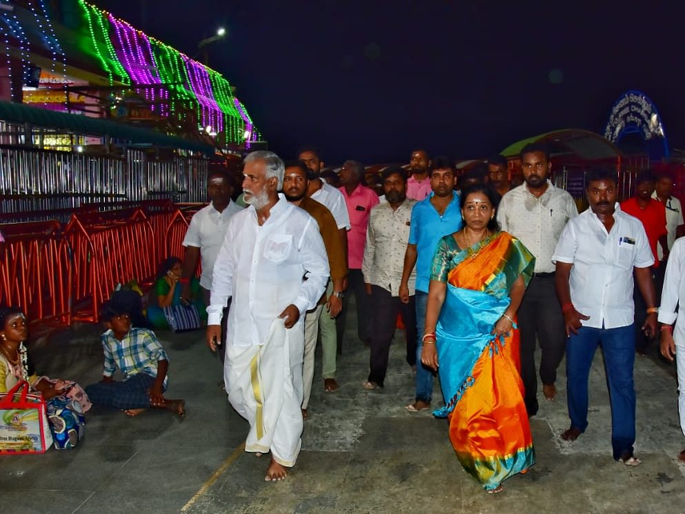 ​பழநி கோயிலில் அமைச்சருக்காக ஆகம விதி மீறப்பட்டதா? - குற்றம்சாட்டும் பக்தர்கள் பேரவை; நடந்தது என்ன?