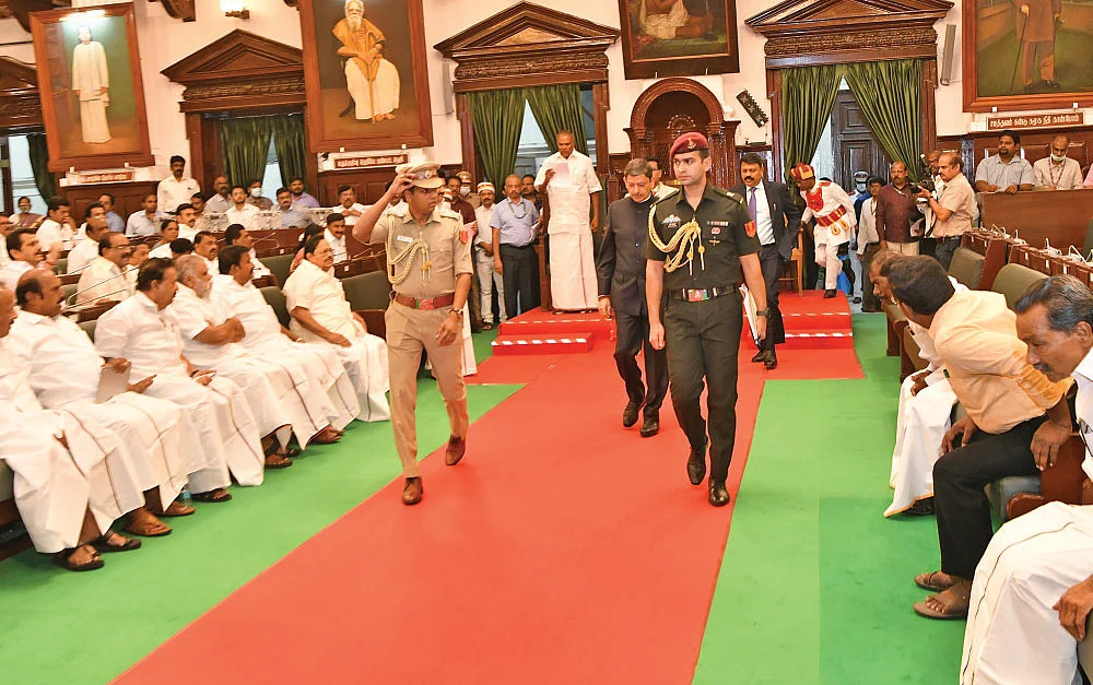 டெல்லி டென்ஷன்... போயஸ் கார்டன் சந்திப்பு... சர்ச்சை உரை... ‘தமிழ்நா(ட்)டு’க்கு எதிரான ஆளுநர்!