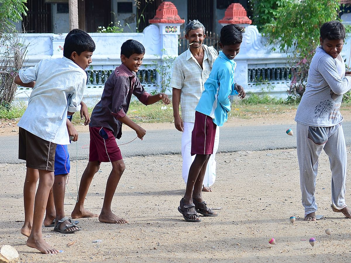 பள்ளி நண்பர்களுக்குள் சாதி மதம் எப்படி புகுந்தது? | அன்பை பகிருங்கள் - 2| My Vikatan