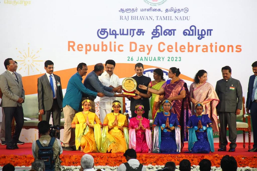 பரிசு பெற்ற மாணவிகள்