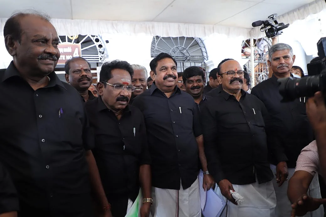 எடப்பாடி பழனிசாமி உள்ளிட்ட அதிமுக-வினர்