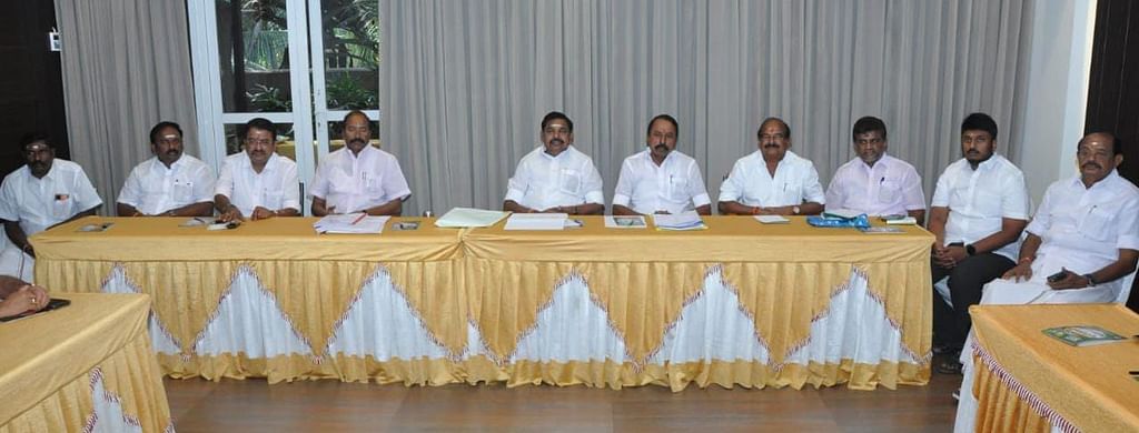 அதிமுக: கே.வி.ராமலிங்கம், தென்னரசு... எடப்பாடி தரப்பு வேட்பாளர் ரேஸில் முந்துவது யார்?!