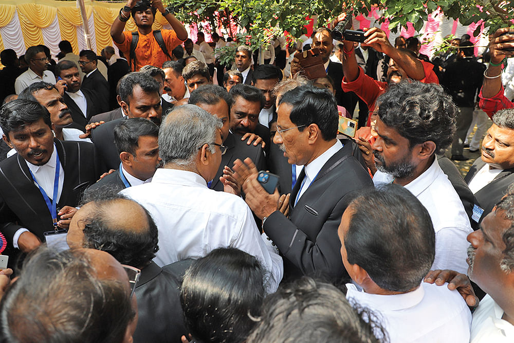 சண்டையில் முடிந்த வக்கீல் சங்கத் தேர்தல்... களேபரமான உயர் நீதிமன்றம்!