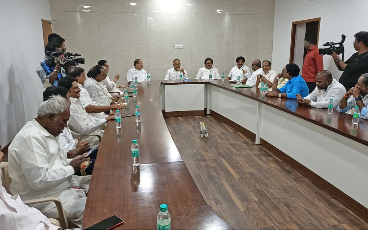 மிஸ்டர் கழுகு: ‘ஸ்வீட்டும் போச்சு... பதவிக்கும் ஆபத்து...’ - கதர்ச் சட்டைக்குள் கத்திச் சண்டை!