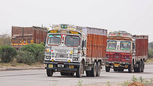 கர்நாடகா - மும்பை: உணவே கொடுக்காமல் லாரியில் ஏற்றிச் சென்ற 266 ஆடுகள்!