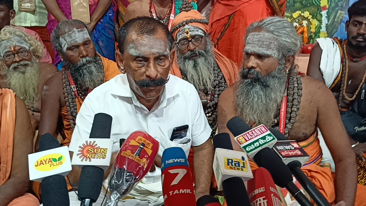 செய்தியாளர்களுக்கு பேட்டி அளித்தபோது