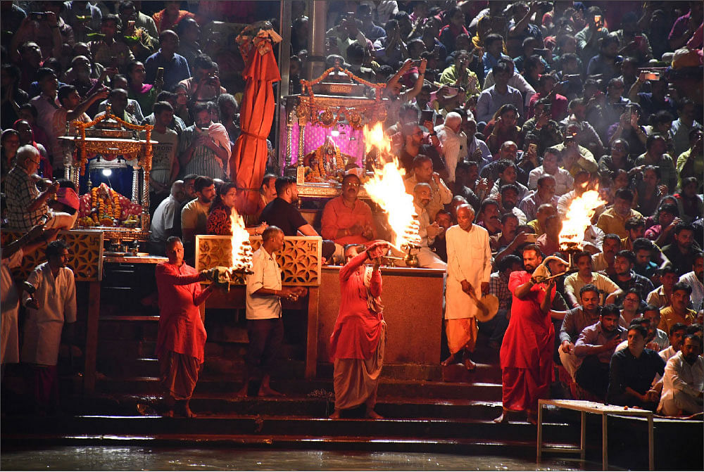 குட்டிப் பசங்களின் சுட்டி யாத்திரை! அடித்துப் பிடித்து கங்கை ஆரத்தி,
நதிக்கரையில் கிடைக்கும் பரவசம்!