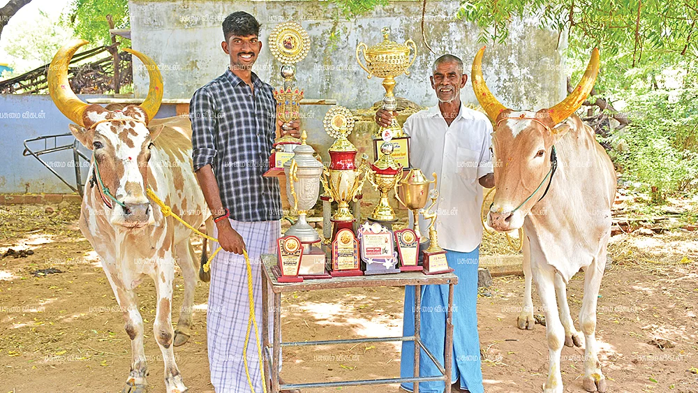 பரிசு கோப்பைகளுடன் துரை பாண்டி, பழனி பாண்டி