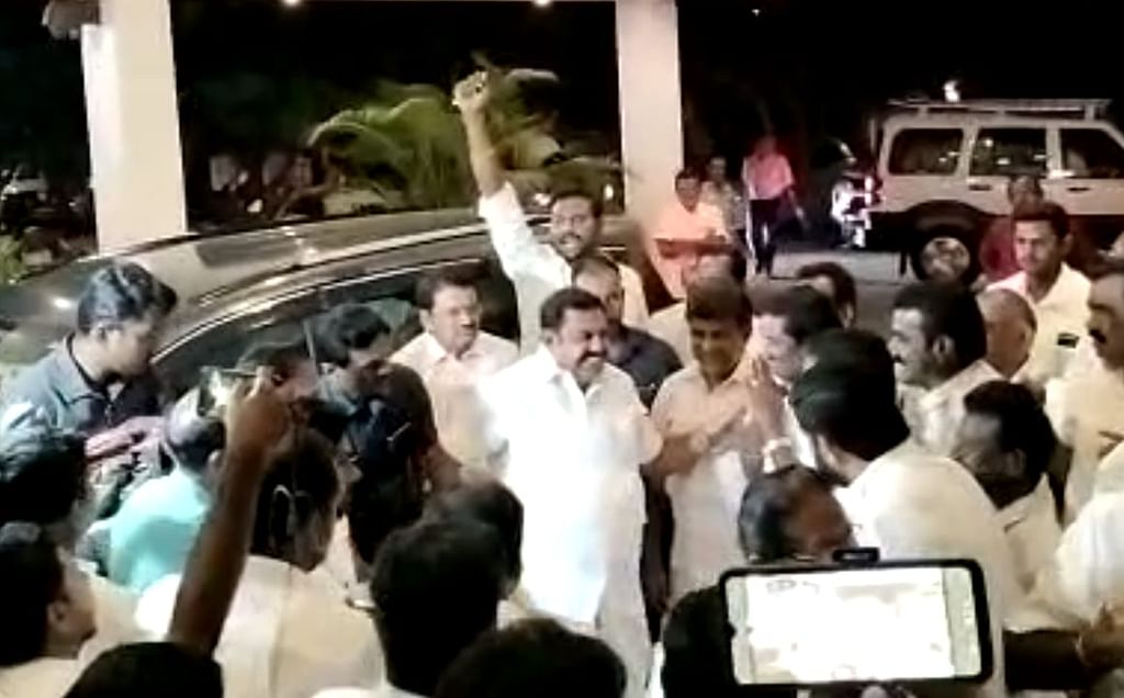 வரவேற்கும் தொண்டர்கள்