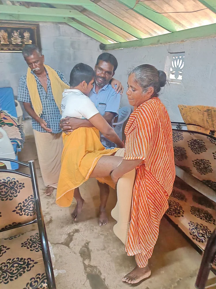 கையைப் பிடிச்சுக்கிட்டு விடவே மாட்டேங்கிறான்... ஏதோ சொல்ல வர்றான்..! - படுத்த படுக்கையான மகன்...