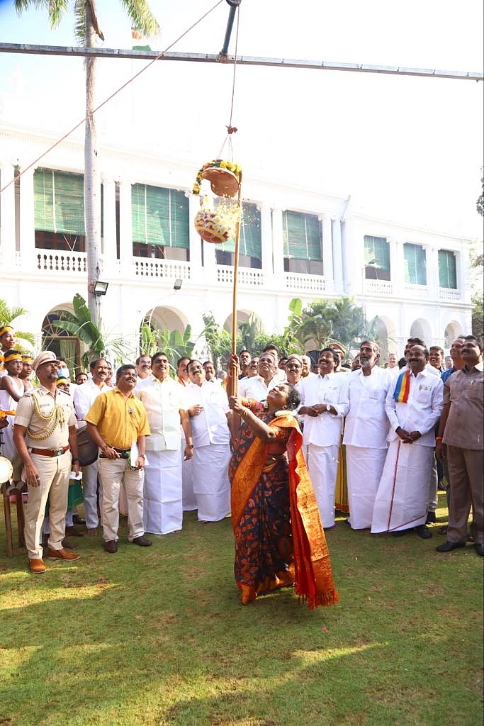 உறியடிக்கும் தமிழிசை