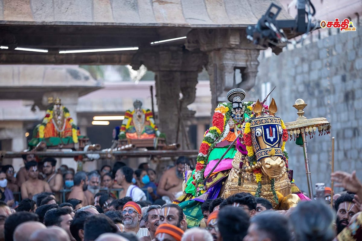 ஸ்ரீரங்கம் வேடுபறி வைபவம்: தங்கக் குதிரையில் வந்த நம்பெருமாள்; பரவசமடைந்த பக்தர்கள்!