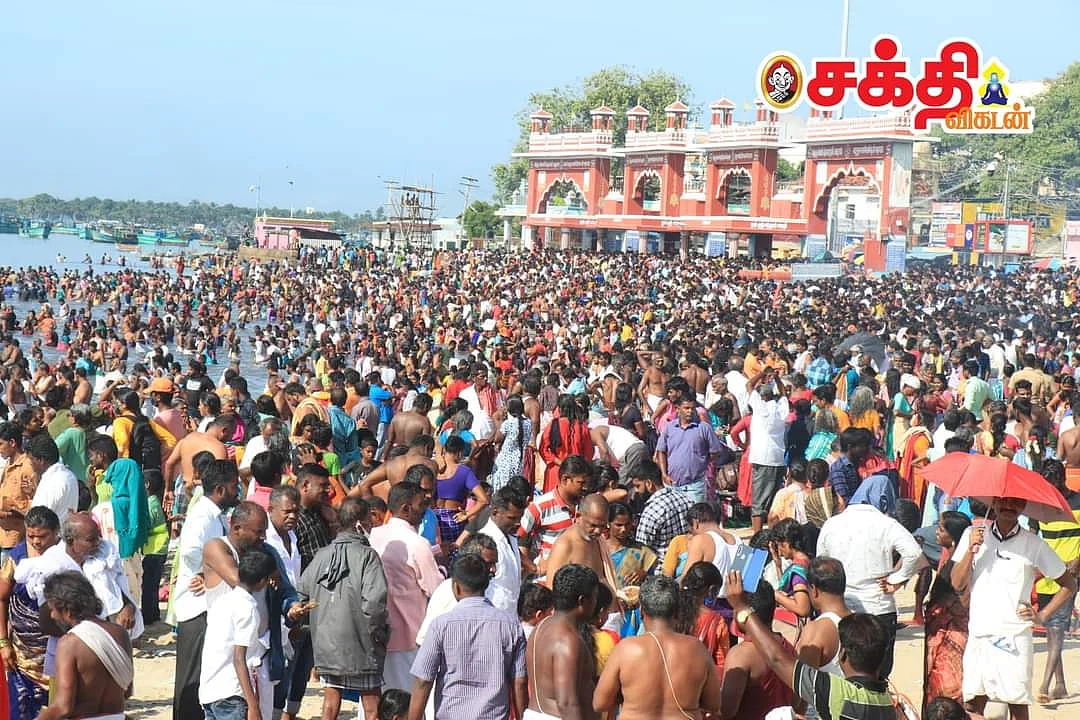 அக்னி தீர்த்தக் கடலில் புனித நீராடம் பக்தர்கள் (பழைய படம்)