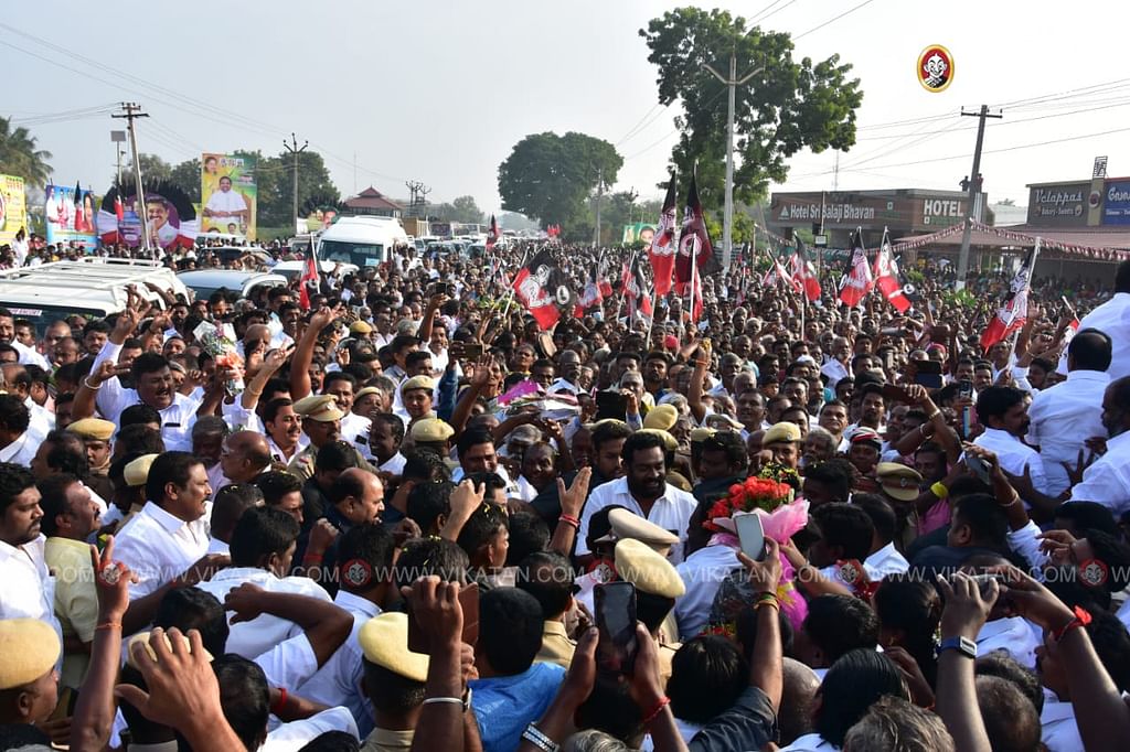 எடப்பாடி பழனிசாமிக்கு வரவேற்பு