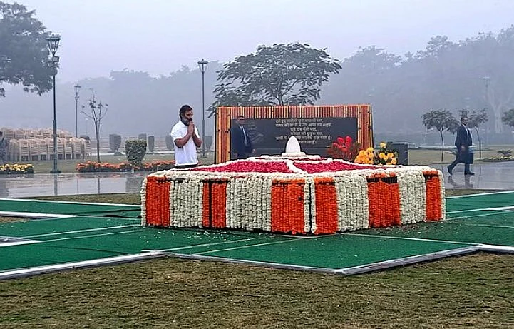 முன்னாள் பிரதமர் வாஜ்பாய் நினைவிடத்தில் ராகுல் காந்தி