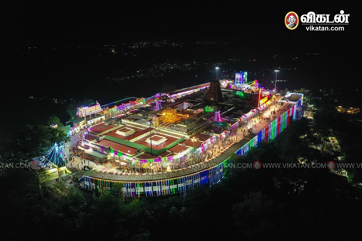 வண்ண விளக்குகளால் அலங்கரிக்கப்பட்ட பழநி கோயில்