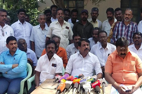 பேட்டியளிக்கும் நயினார் நாகேந்திரன் எம்.எல்.ஏ