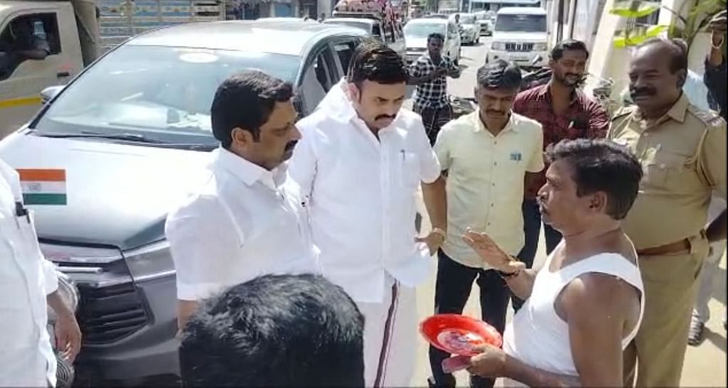 'பொங்கல் போனஸ் எங்கே?!' - தி.மு.க எம்.பி, அமைச்சர் முன்பு அரைநிர்வாணமாக போராடிய தூய்மைப் பணியாளர்கள்