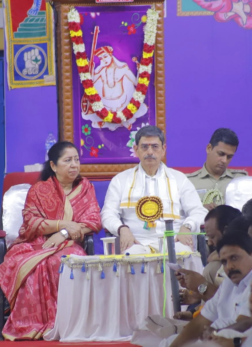 மனைவியுடன் ஆளுநர் ரவி