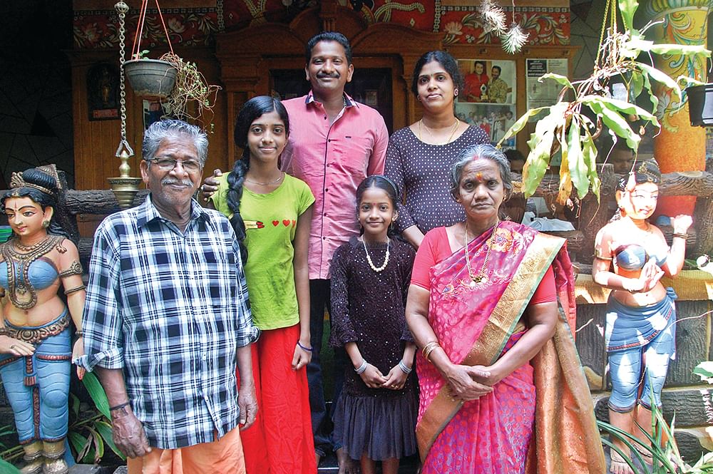 குடும்பத்துடன் சந்தோஷ்