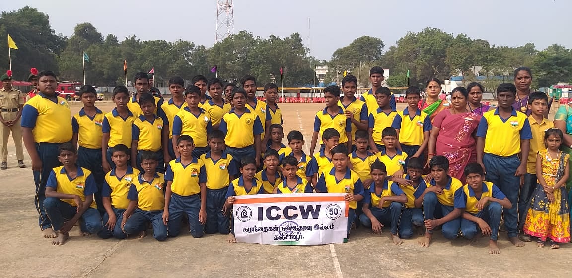 குடியரசு தினவிழா: பெற்றோர் இல்லாத மாணவர்களின் கலை நிகழ்ச்சி, நெகிழ்ந்த மாவட்ட  ஆட்சியர்!