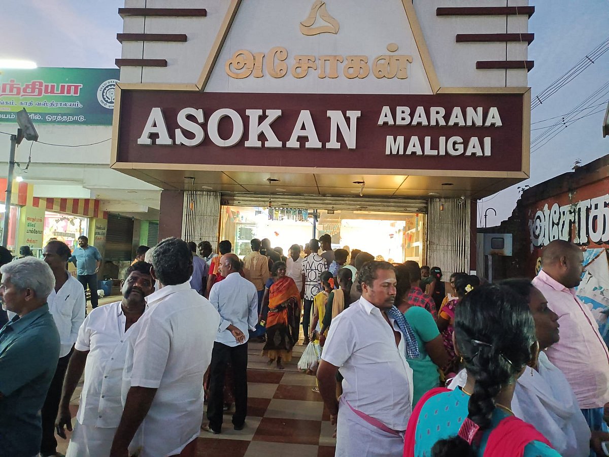 நகைக்கடையில் பல கோடி ரூபாய் மோசடி; உரிமையாளர் தலைமறைவு... பொதுமக்கள் அதிர்ச்சி - போலீஸ் வழக்கு பதிவு