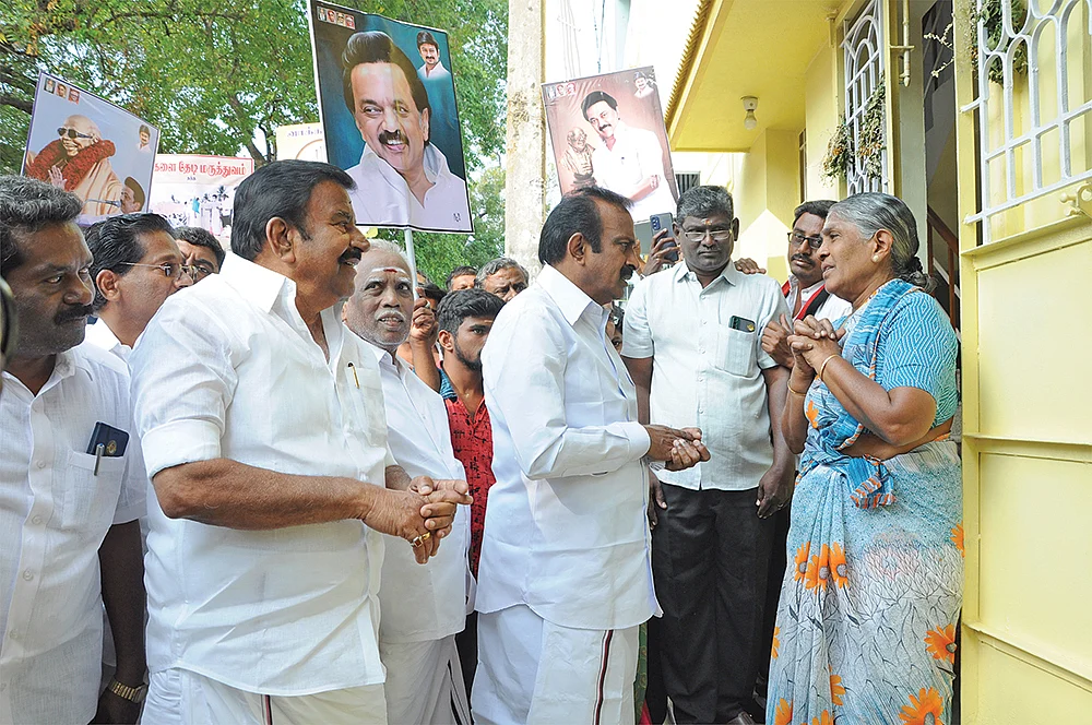 தீப்பிடிக்கும் ஈரோடு அரசியல்! - ஈகோ அ.தி.மு.க, வியூக பா.ஜ.க, கூல் தி.மு.க