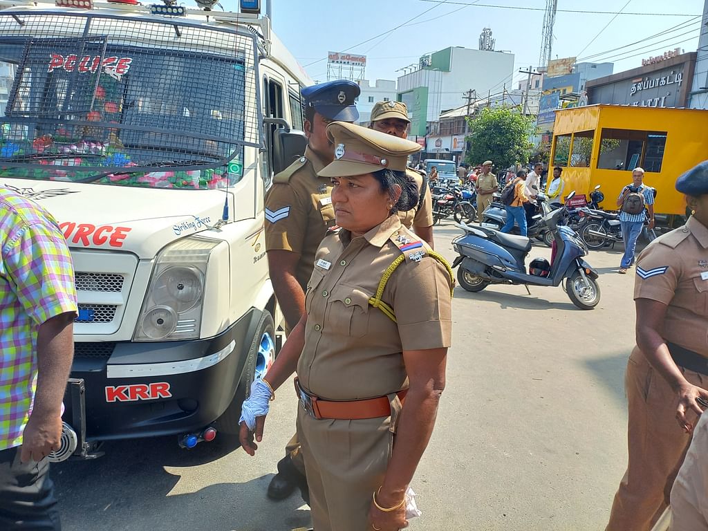 கரூர்: அனுமதியில்லாமல் ஊர்வலம், தாக்கப்பட்ட பெண் எஸ்.ஐ- கட்டபொம்மன் விழாவுக்கு வந்தவர்கள்மீது வழக்கு