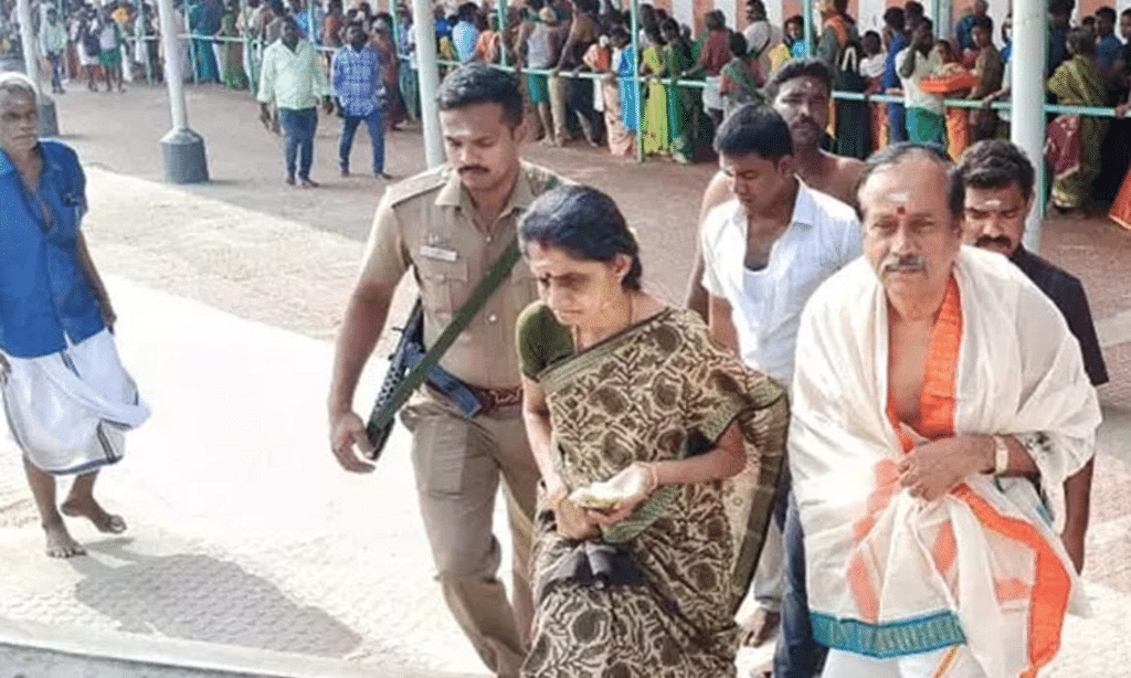 திருச்செந்தூரில் ஹெச்.ராஜா சுவாமி தரிசனம்