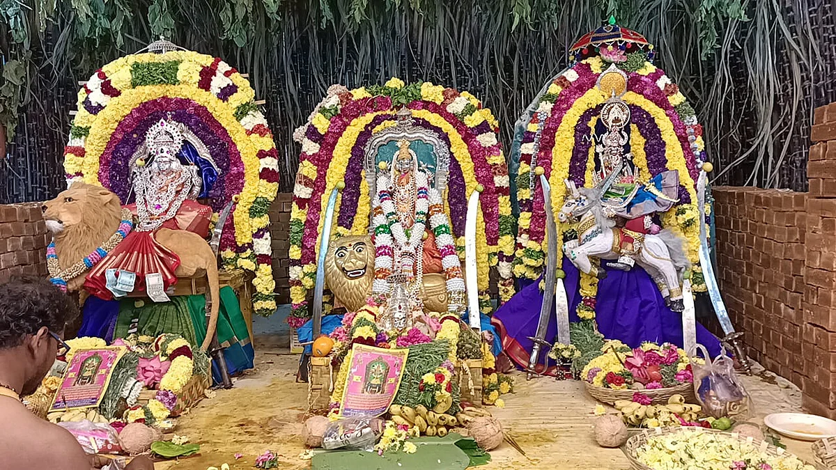 சேலம்: உலக அமைதி வேண்டி சௌடேஸ்வரி அம்மனுக்கு 1,008 திருவிளக்கு பூஜை!