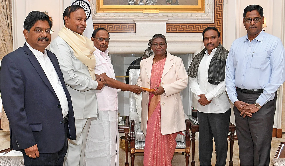 மிஸ்டர் கழுகு: பூங்கொத்து கொடுத்தது தப்பாய்யா..? - சர்ச்சையில் அடையாறு ஐடி விங்!