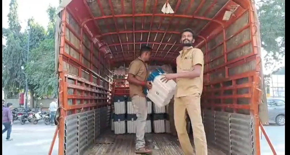 லாரியில் ஏற்றப்படும் வாக்குப்பதிவு இயந்திரங்கள்