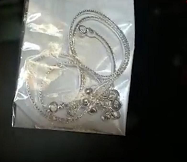 வாக்காளர்களுக்குக் கொடுக்கப்பட்டதாகச் சொல்லப்படும் கொலுசு